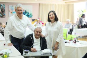 כולנו מסובין בבית הספרדי