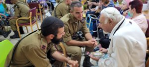 לוחמי גולני ביקרו בבית הספרדי והתחברו לדיירים
