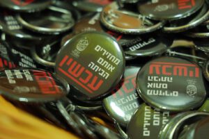 סיכות לחולצה שעליהם כתוב להחזיר אותם הביתה עכשיו
