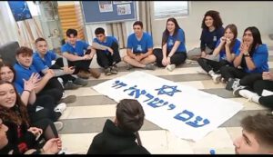רגעים מרגשים וגם משמחים ∙ האירוע כלל שיחות מגוונות, מעגל שירה וריקודים אירועי שמחת תורה, והמלחמה שפרצה בעקבותיהם, מובילים באופן טבעי לתחושות מורכבות וקשות אצל רוב אזרחי ישראל. בימים שבהם החדשות קשות חשוב יותר מתמיד לשמור על חוסן רגשי, בין השאר באמצעות פעילויות שמפיחות תקווה ומזכירות לכולנו שיש גם יופי במציאות חיינו. אירוע שכזה היה הביקור של משתתפי "המסע הישראלי" במרכז היום של הבית הספרדי. המסע הישראלי הוא תוכנית חינוכית ייחודית של ארגון בעל אותו שם, שבראשו עומד האלוף במיל' אליעזר שקדי. מטרת התוכנית היא העמקת החיבור של בני נוער וחיילים לישראל ובמקביל העצמת ערכים אוניברסליים כגון מעורבות חברתית והכרה בפלורליזם. יישום החזון מושג באמצעות מסע בכל רחבי הארץ ומפגשים עם אוכלוסיות מגוונות. אחת התחנות שנבחרה למסע הייתה מרכז היום של הבית הספרדי. התוצאה: מפגש בין דורי מעצים עבור שני הצדדים. המשתתפים הצעירים הצטרפו למבקרים הוותיקים של מרכז היום למעגל שירה, כולם רקדו יחד בשמחה ולאחר מכן התנהלו גם שיחות ערות על החיים בישראל. המפגש הפיח תקווה חדשה בקרב נשות ואנשי מרכז היום, והעלה את המורל גם אצל בני הנוער וגם אצל בני ובנות הגיל השלישי.