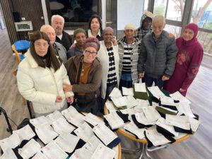 יוזמה מחממת לב: נשות מועדון מופ"ת סרגו כובעים ומחממי צוואר לחיילי צה"ל הבית הספרדי ממשיך לחבק את החיילים ∙ הגב' לאה פטל העלתה את הרעיון – ורכזת המועדון סייעה לממש אותו ∙ התוצאה: 80 כובעים ומחממי צוואר מושקעים שיועברו לחיילים בחזית מאז פרוץ מלחמת ה-7/10 אזרחים רבים נרתמו לעשייה למען החיילים השומרים עלינו. גם בבית הספרדי ערכו פעילויות שונות לטובת מי שנמצאים בחזית, ודוגמה מצוינת לכך היא היוזמה של הגב' לאה פטל – סריגת כובעים ומחממי צוואר שיעזרו לחיילים לעבור את החורף הקר, וגם יחממו את הלב. רכזת מועדון מופ"ת, ילנה דודרב, הרימה את הכפפה וסייעה במימוש היוזמה היפה. נשות המועדון סרגו בלב חפץ וביד מיומנת לא פחות מ-80 כובעים ומחממי צוואר, שיועברו בקרוב לחיילים לאות הערכה למאמץ הרב שהם משקיעים ב-3 החודשים האחרונים. מועדון מופ"ת הינו מסגרת חברתית לאזרחים ותיקים, הן עצמאים והן מוגבלים באופן חלקי, אשר מתגוררים בקהילה. בנוסף להפגת הבדידות בזכות המסגרת, מציע מועדון מופ"ת גם פעילויות שונות – כך שהסריגה סיפקה תחושת ערך אמיתית לנשים, לצד הנתינה לחיילים.